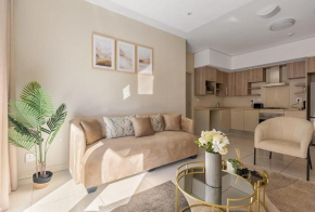 Adorable city apartment with balcony and parking in Rosebank